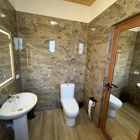 Shtegu I Gjelber- Wood Hotel Shtiqen