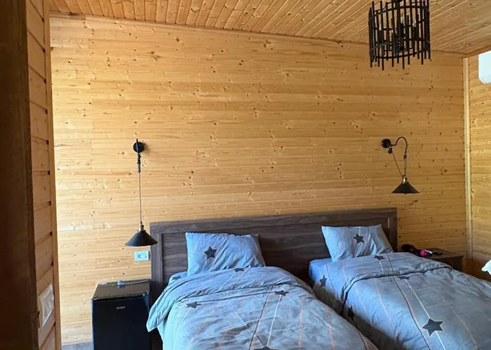 Shtegu I Gjelber- Wood