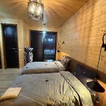 Shtegu I Gjelber- Wood Shtiqen