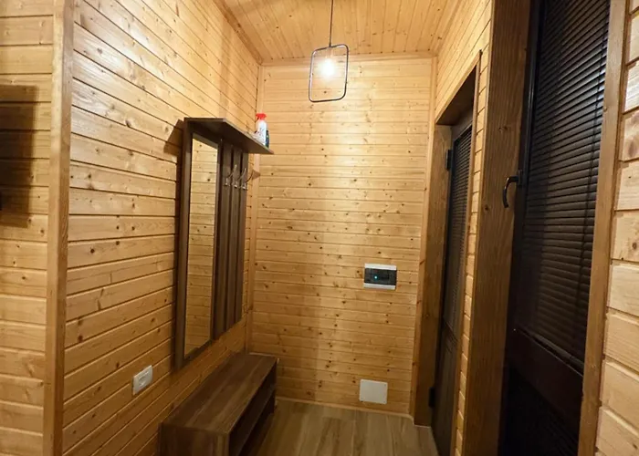 Shtegu I Gjelber- Wood